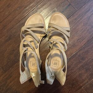 tan cream gap kids wrap sandal shoes size 5
